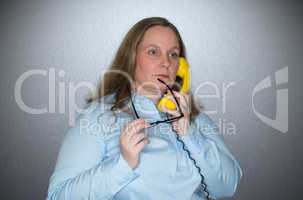 Nachdenkliche Frau am Telefonieren