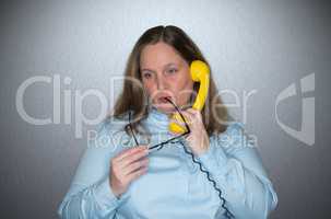 Verliebte Frau beim telefonieren