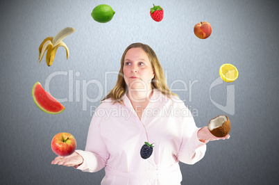 Frau jongliert mit Obst