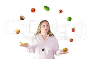 Frau ist auf Diät und jongliert mit Obst