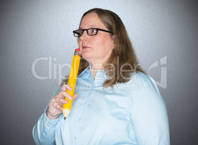 Frau mit einem Stift in der Hand