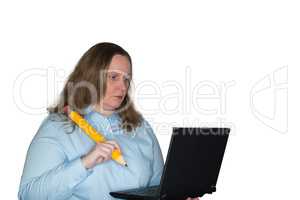 Frau surft mit Ihrem PC