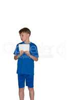 Kind hält eine Weißabgleichkarte