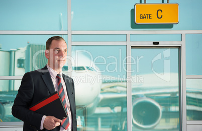 Geschäftsmann steht am Flughafen