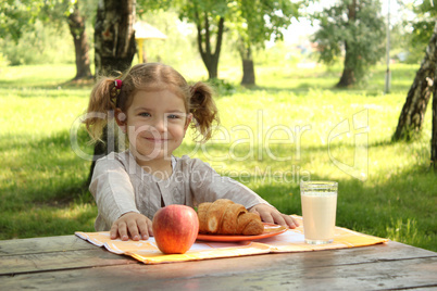 little girl with healthy breakfast