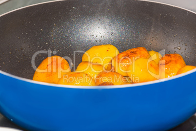 Bratkartoffeln in einer Pfanne.