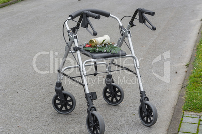 Rollator, Gehhilfe mit Grabkerze