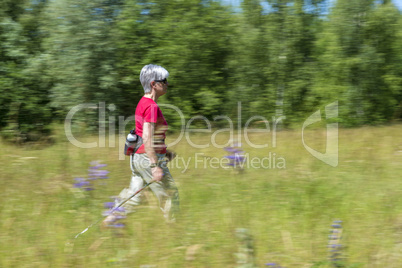 Nordic Walking auf der Wiese