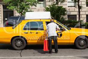 Man asks for information a taxi driver in Manhattan.