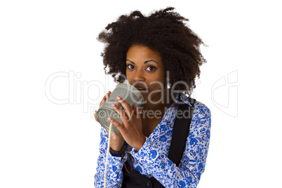 Afroamerikanische Frau mit Dosentelefon