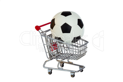 Fussball in einem Einkaufswagen