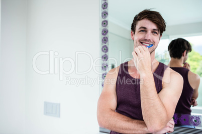 Handsome man cleaning his teeth