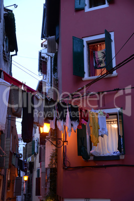 Fenster in Rovinj, abends