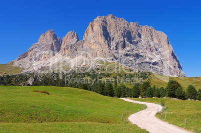 Langkofel und Plattkofel in Dolomiten - mountains Langkofel and Plattkofel in Dolomites