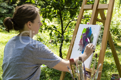 Frau beim Malen mit Malspachtel, woman is painting with palette