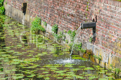 Schloßgraben mit Regenwassereinlauf