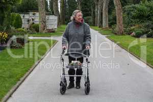 Ältere Dame mit einem Rollator