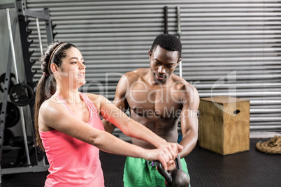 Fit couple lifting dumbbells