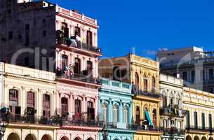 Kuba Architektur Häuser an der Hauptstraße in Havanna