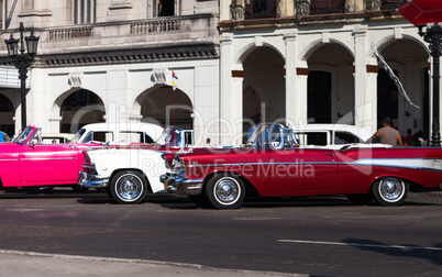 Kuba amerikanische Oldtimer parken vor historischen Gebäuden in Havanna