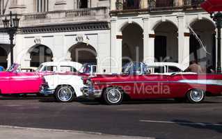 Kuba amerikanische Oldtimer parken vor historischen Gebäuden in Havanna