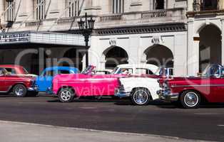 Kuba parkende Oldtimer in Havanna