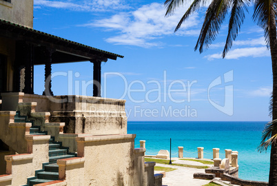 Strandansicht in Varadero Kuba mit Aussichtplattform am Meer