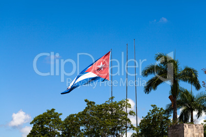 Kubanische Nationalflagge in Santa Clara Kuba vor dem Platz der Revolution