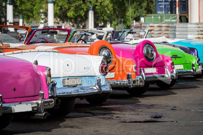 Kuba aufgereihte Oldtimer Cabriolets in Havanna
