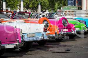Kuba aufgereihte Oldtimer Cabriolets in Havanna