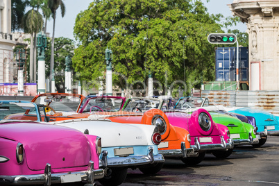 Kuba farbenfrohe Oldtimer parken in Havanna