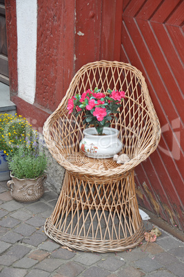 Stuhl mit Pflanzenschmuck