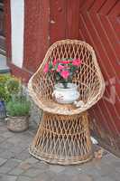 Stuhl mit Pflanzenschmuck