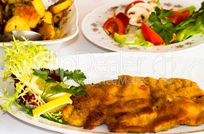 Festliches Gedeck mit Schnitzel und Bratkartoffeln