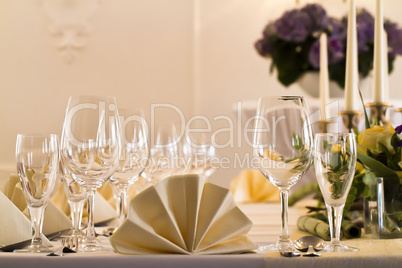Festliches Tischgedeck mit Dekoration und Kerzen