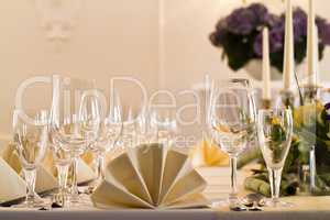 Festliches Tischgedeck mit Dekoration und Kerzen