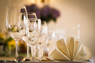 Festliches Tischgedeck mit Dekoration