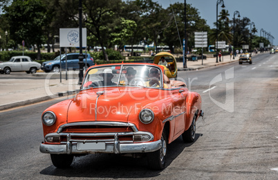 Orangener Oldtimer auf dem Malecon in Kuba Havanna