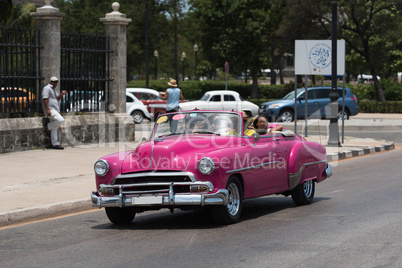 Pink Cabriolet Oldtimer fährt auf dem Malecon in Kuba Havanna