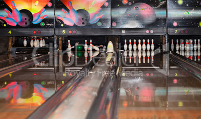 Pins fallen beim Bowlen im Bowlingcenter