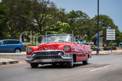 Kuba roter Cabriolet Oldtimer fährt auf dem Malecon in Havanna