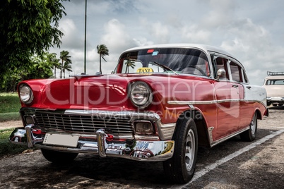 Kuba roter Oldtimer parkt in Havanna