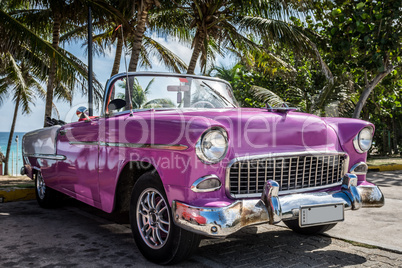 Pink Cadillac parkt am Strand in Havanna Kuba