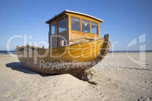 Fischerboot am Strand von Ahlbeck, Usedeom, Mecklenburg-Vorpomme