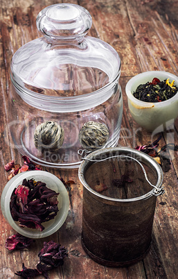 brewed leaf tea in glass jar