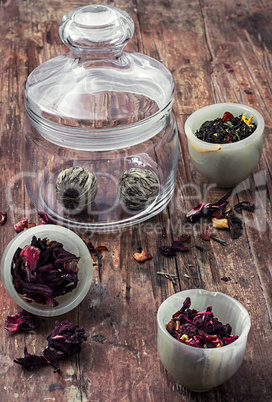 brewed leaf tea in glass jar