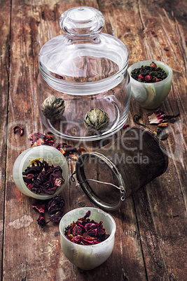 brewed leaf tea in glass jar