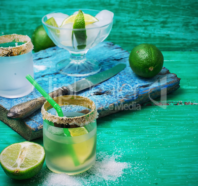 alcoholic cocktail with additions of lime