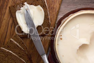 Melted fat and brown bread on chopping board