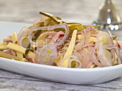 Schweizer Wurstsalat mit Paprika Lyoner und  Emmentaler Käse